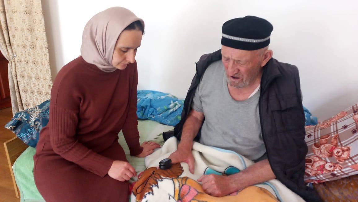 Социальный работник  социального обслуживания на дому отделения №2  селении  Тлярата  Харисеева Заира посетила своего подопечного оказывает социально-медицинскую услугу согласно утвержденному графику посещения.